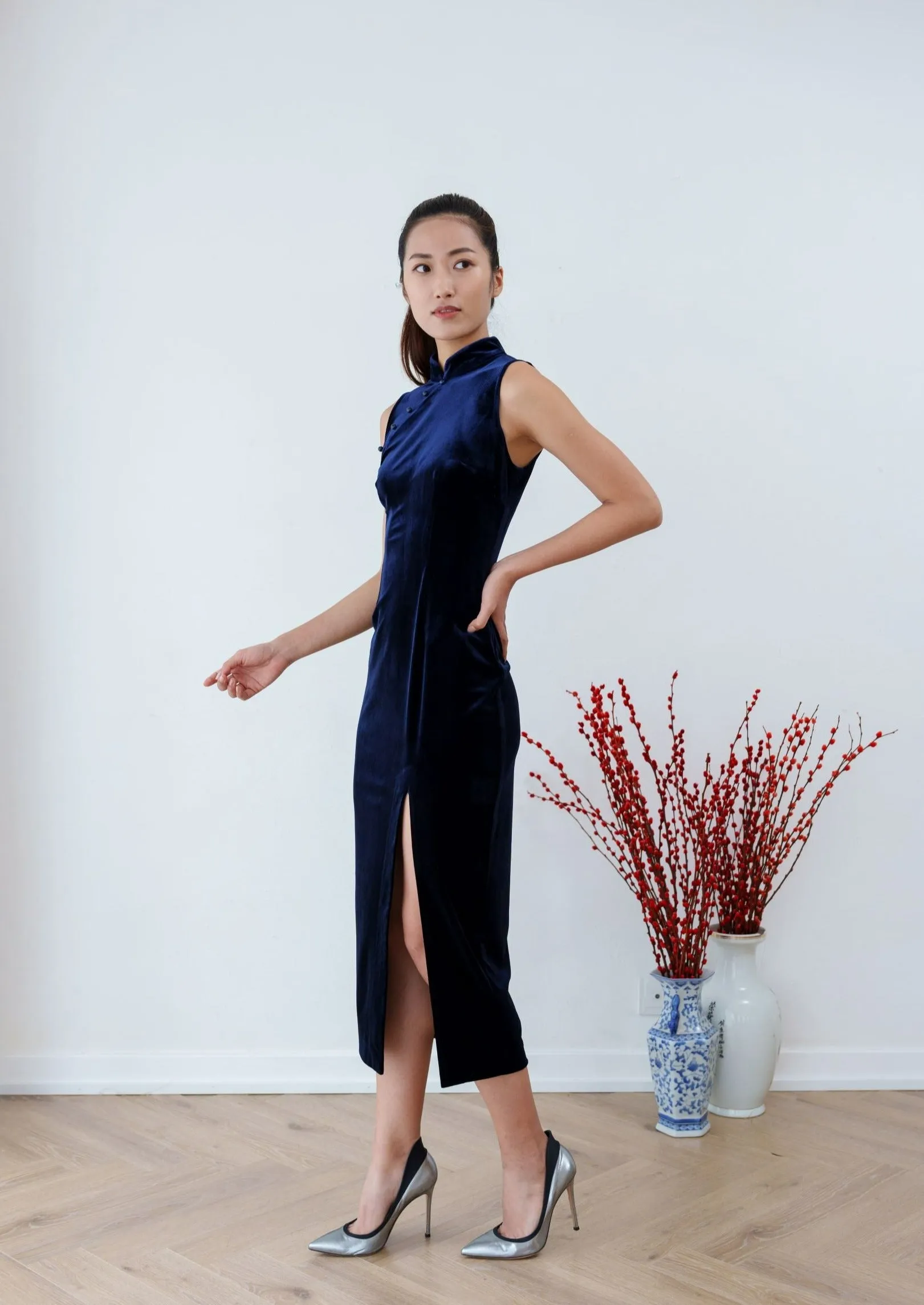 Plumbago Sleeveless Qipao (Dark Blue)